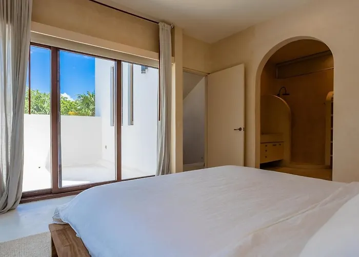 Soulful 3 Bedroom Steps From The Apartment