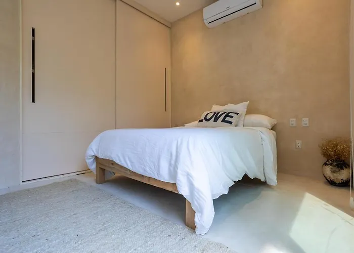 Apartment Soulful 3 Bedroom Steps From The *