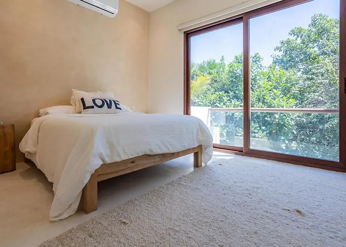 Soulful 3 Bedroom Steps From The Apartment *